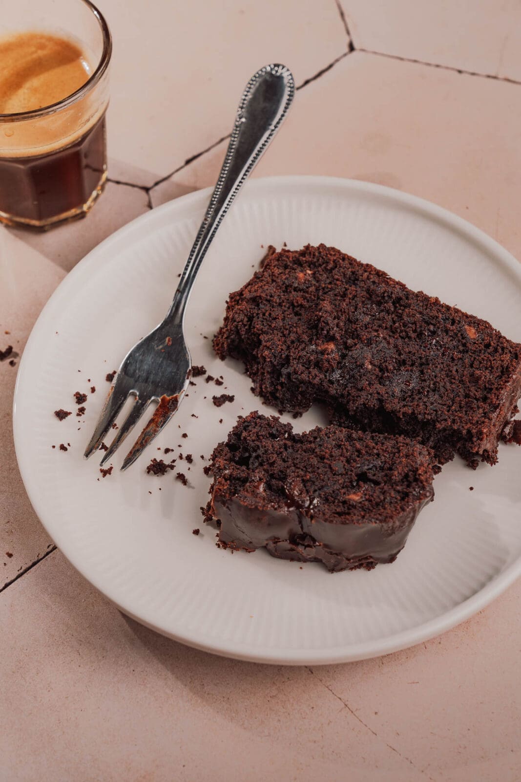Unser einfacher Schokokuchen ist ein Rezept, mit dem ihr einen saftigen Rührkuchen ohne Schnickschnack backt – perfekt für jede Gelegenheit.