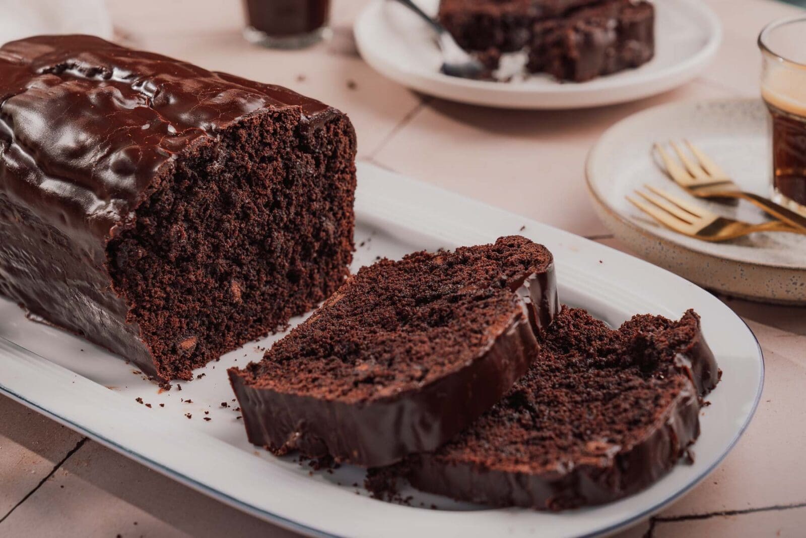 Unser einfacher Schokokuchen ist ein Rezept, mit dem ihr einen saftigen Rührkuchen ohne Schnickschnack backt – perfekt für jede Gelegenheit.