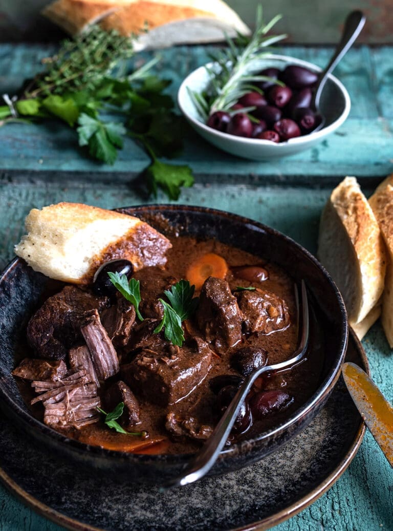 daube provencale 5 1 | Wildrezepte&nbsp;gehören für uns fest zur Herbstküche. Wenn die Tage kürzer werden, die Wälder bunt leuchten und der Duft von Pilzen und Kräutern in der Luft liegt, freuen wir uns auf genau diese Zeit in der Küche. Jetzt kommen unsere liebsten&nbsp;Wildrezepte&nbsp;auf den Tisch ... kräftig, aromatisch und mit dieser Wärme, die man eben genau aus der Herbstküche kennt. Für uns sind&nbsp;Wildrezepte&nbsp;mehr als nur ein saisonaler Trend, sie stehen für echten Genuss, nachhaltige Zutaten und ehrliches Kochen mit Wildfleisch.