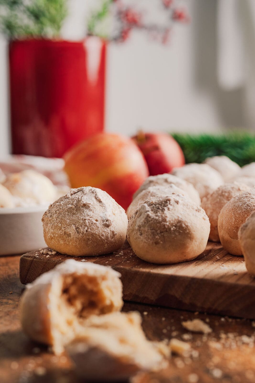 Bratapfel-Plätzchen mit feiner Krume, weichen Apfelstückchen und würzigem Winterduft. Unser neues Rezept für einfache Weihnachts-Plätzchen.