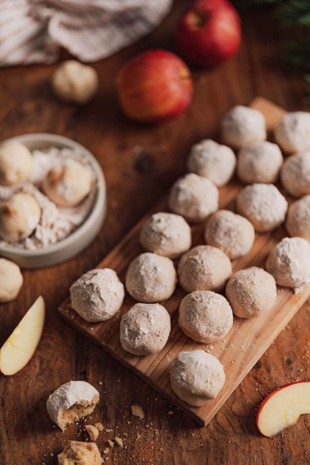 Bratapfel-Plätzchen mit feiner Krume, weichen Apfelstückchen und würzigem Winterduft. Unser neues Rezept für einfache Weihnachts-Plätzchen.