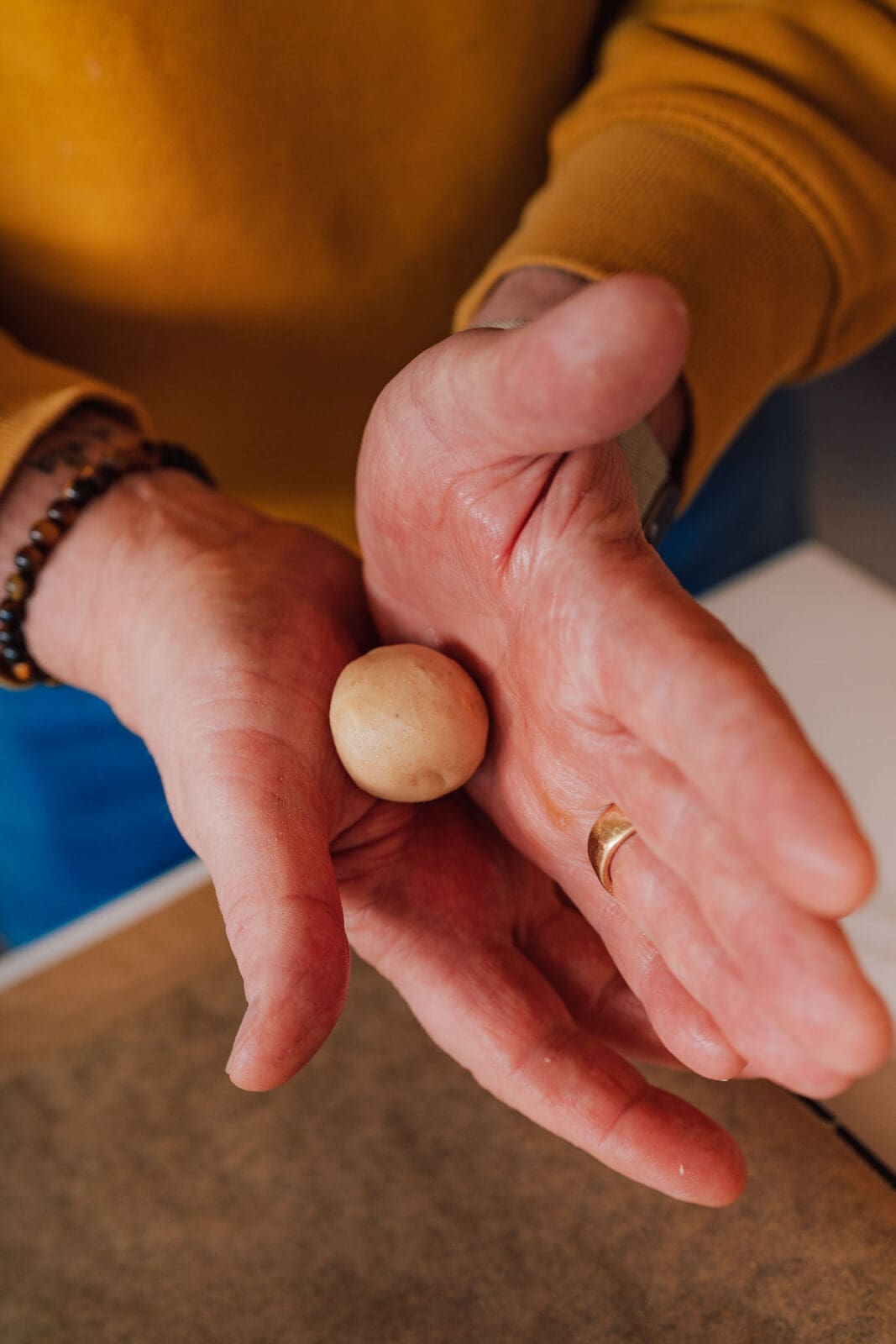 Bratapfel Schneebaelle Plaetzchen 2 | Bratapfel Plätzchen, die nach Apfel und warmen Gewürzen schmecken. Zart weiche Schneebälle, die beim ersten Biss fast zerfallen. Ein Rezept, das euren Advent versüßt.