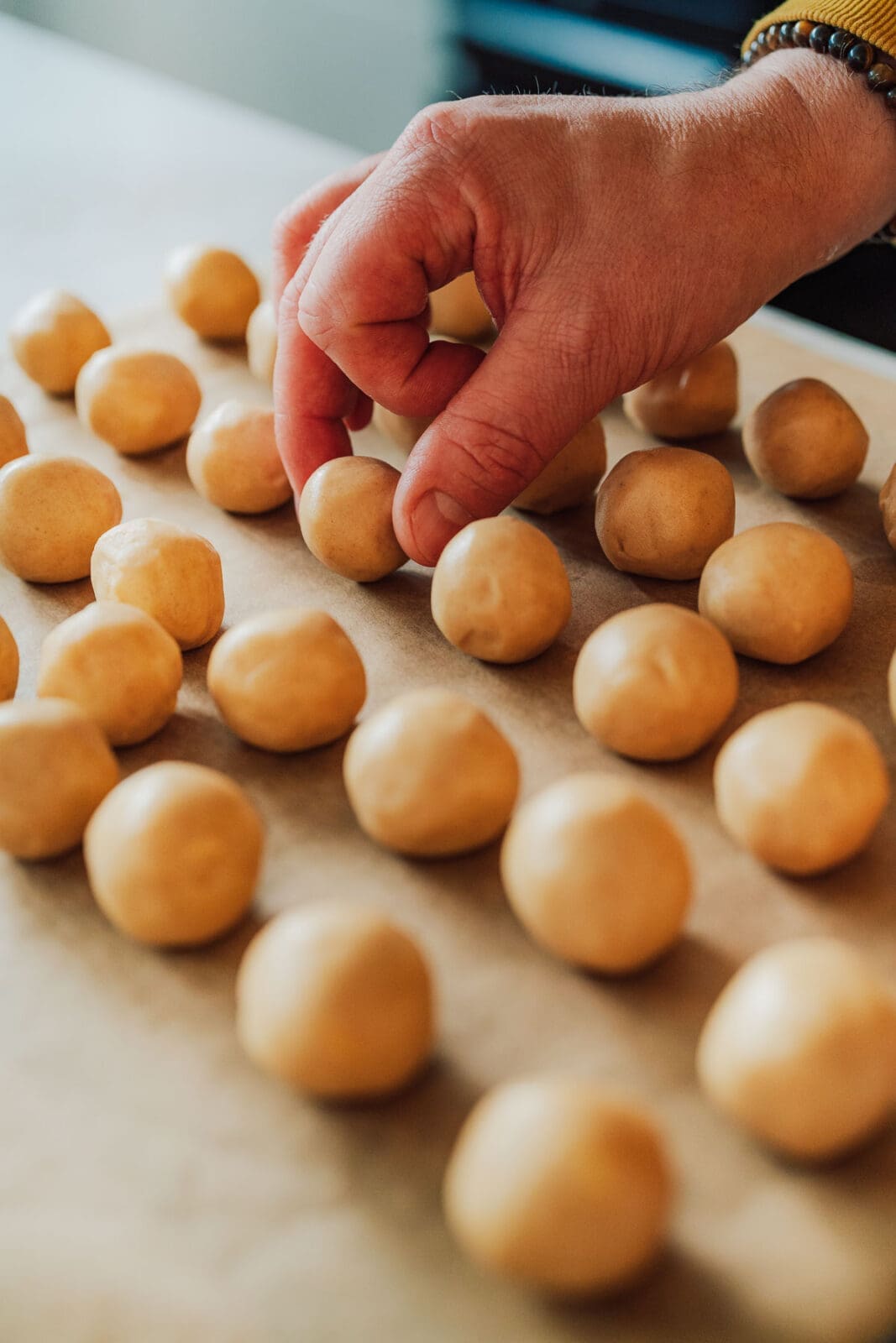 Bratapfel Schneebaelle Plaetzchen 3 | Bratapfel Plätzchen, die nach Apfel und warmen Gewürzen schmecken. Zart weiche Schneebälle, die beim ersten Biss fast zerfallen. Ein Rezept, das euren Advent versüßt.