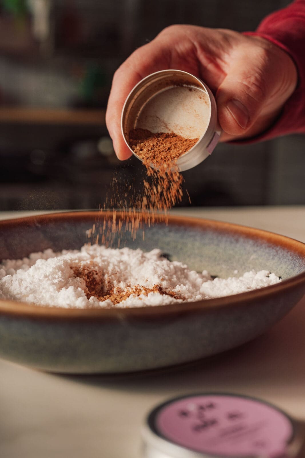 Bratapfel-Plätzchen mit feiner Krume, weichen Apfelstückchen und würzigem Winterduft. Unser neues Rezept für einfache Weihnachts-Plätzchen.