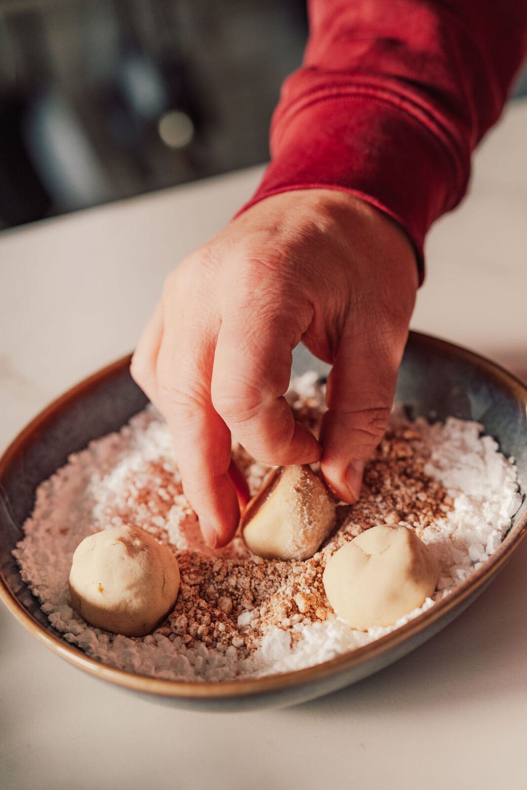 Bratapfel-Plätzchen mit feiner Krume, weichen Apfelstückchen und würzigem Winterduft. Unser neues Rezept für einfache Weihnachts-Plätzchen.