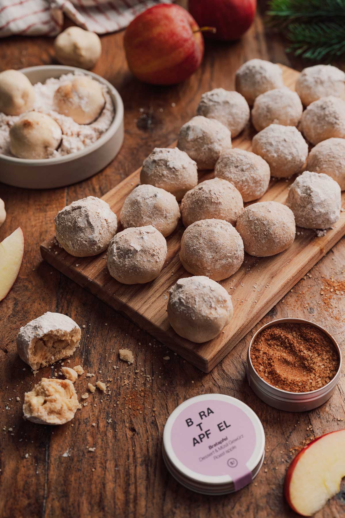 Bratapfel-Plätzchen mit feiner Krume, weichen Apfelstückchen und würzigem Winterduft. Unser neues Rezept für einfache Weihnachts-Plätzchen.