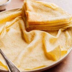 Crêpes Rezept für süße und herzhafte Crêpes wie vom Weihnachtsmarkt. Einfacher Teig schnelle Zubereitung und viele Tipps aus unserer Küche für dünne weiche Crêpes zuhause.