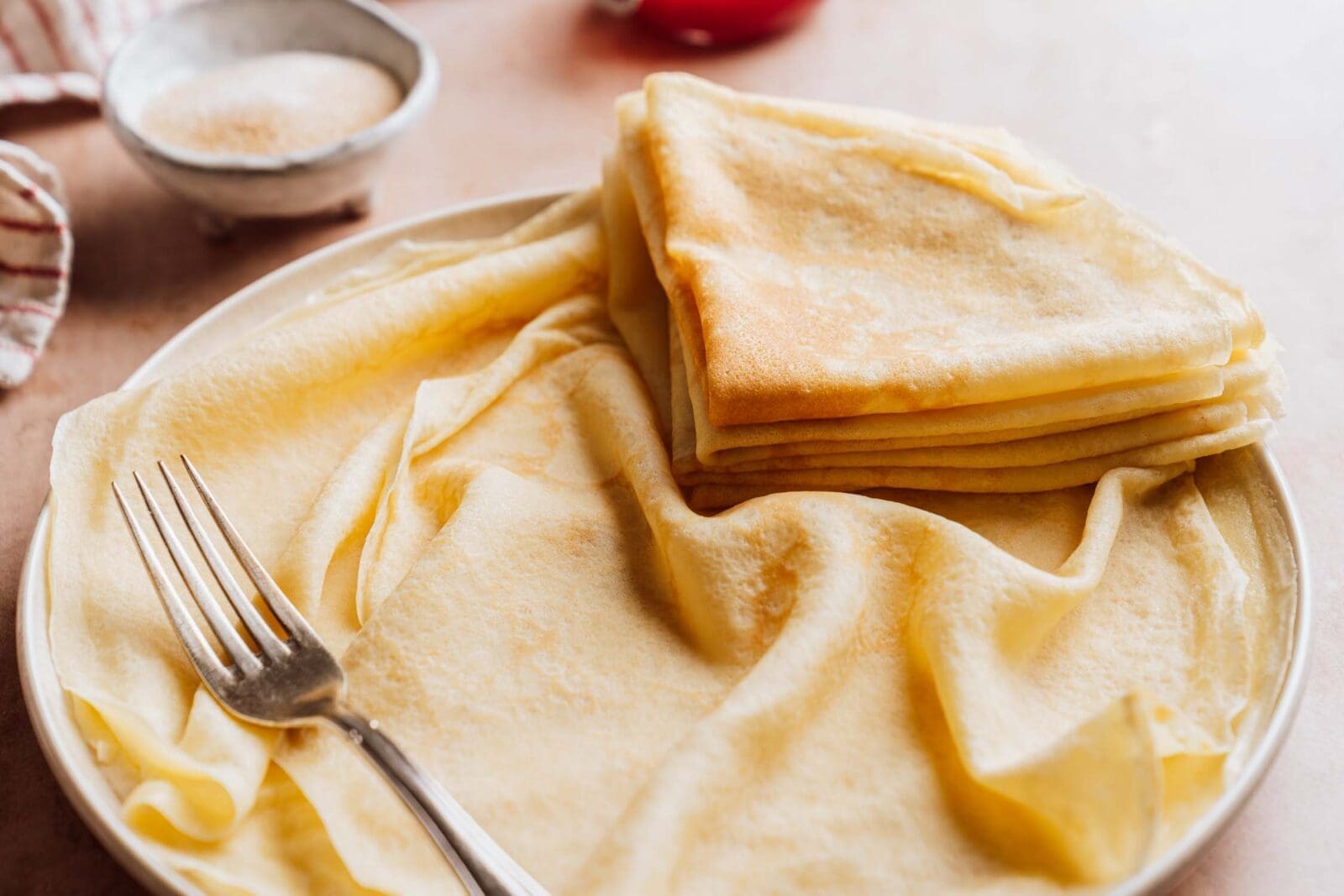 Crêpes Rezept für süße und herzhafte Crêpes wie vom Weihnachtsmarkt. Einfacher Teig schnelle Zubereitung und viele Tipps aus unserer Küche für dünne weiche Crêpes zuhause.