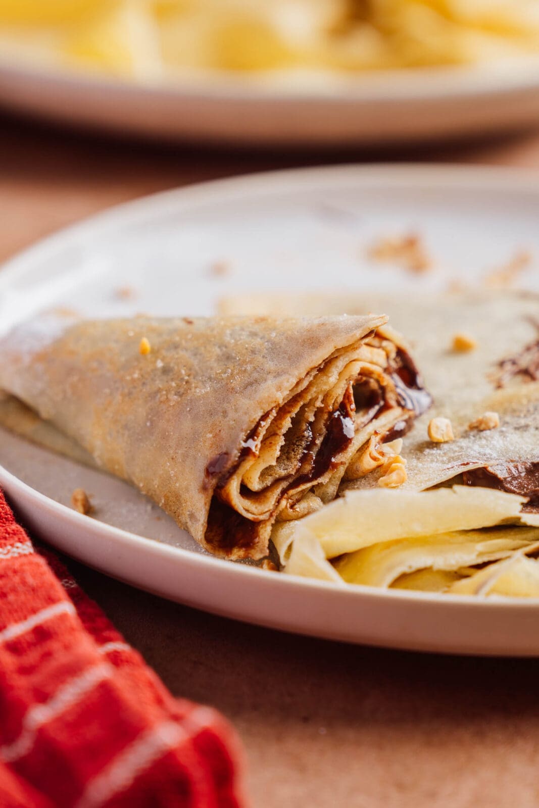 Crêpes Rezept für süße und herzhafte Crêpes wie vom Weihnachtsmarkt. Einfacher Teig schnelle Zubereitung und viele Tipps aus unserer Küche für dünne weiche Crêpes zuhause.