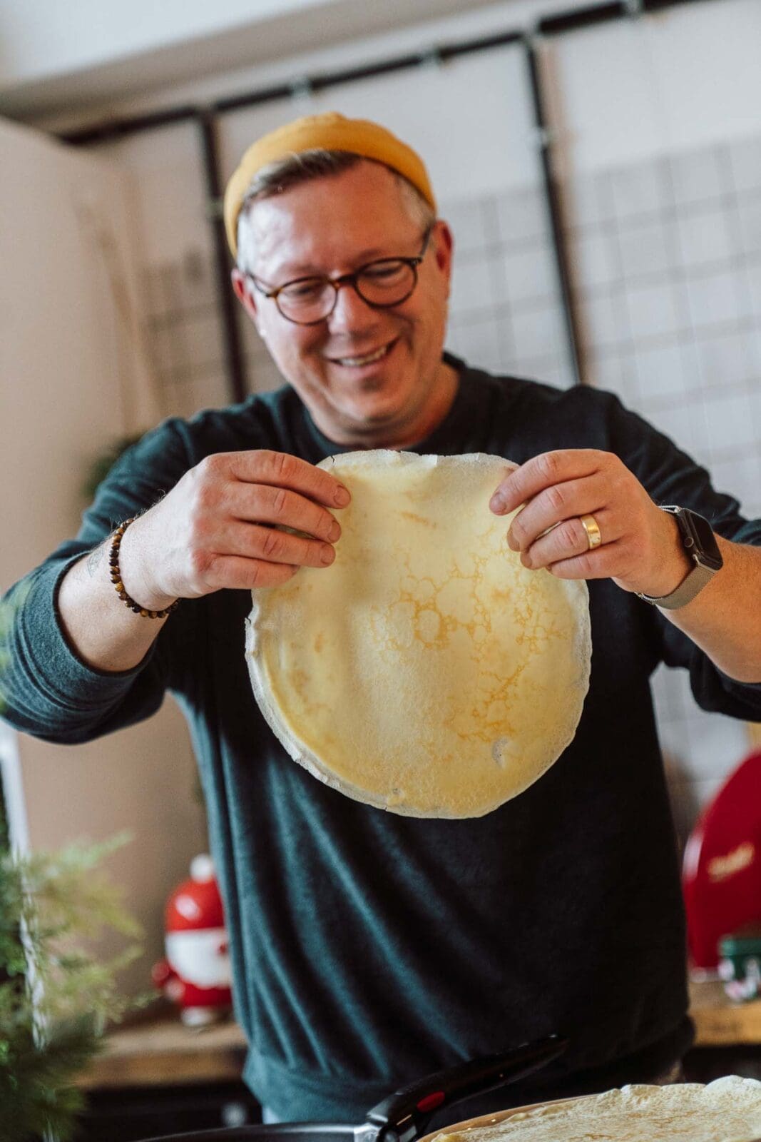 Crêpes Rezept für süße und herzhafte Crêpes wie vom Weihnachtsmarkt. Einfacher Teig schnelle Zubereitung und viele Tipps aus unserer Küche für dünne weiche Crêpes zuhause.