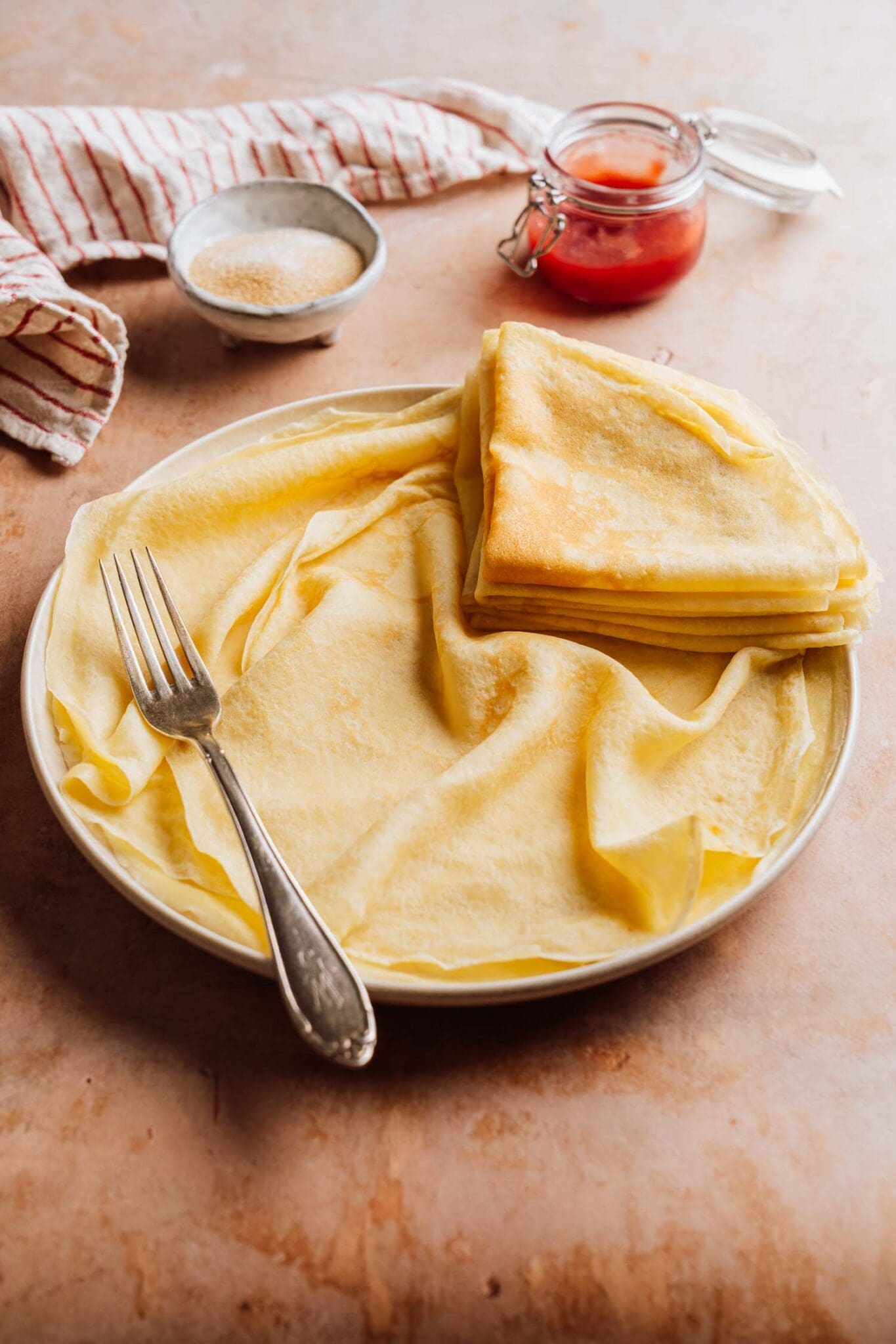 Crêpes Rezept für süße und herzhafte Crêpes wie vom Weihnachtsmarkt. Einfacher Teig schnelle Zubereitung und viele Tipps aus unserer Küche für dünne weiche Crêpes zuhause.