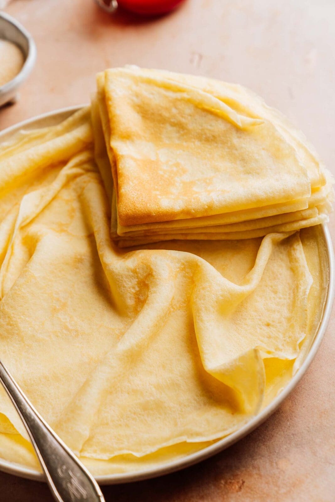 Crêpes Rezept für süße und herzhafte Crêpes wie vom Weihnachtsmarkt. Einfacher Teig schnelle Zubereitung und viele Tipps aus unserer Küche für dünne weiche Crêpes zuhause.