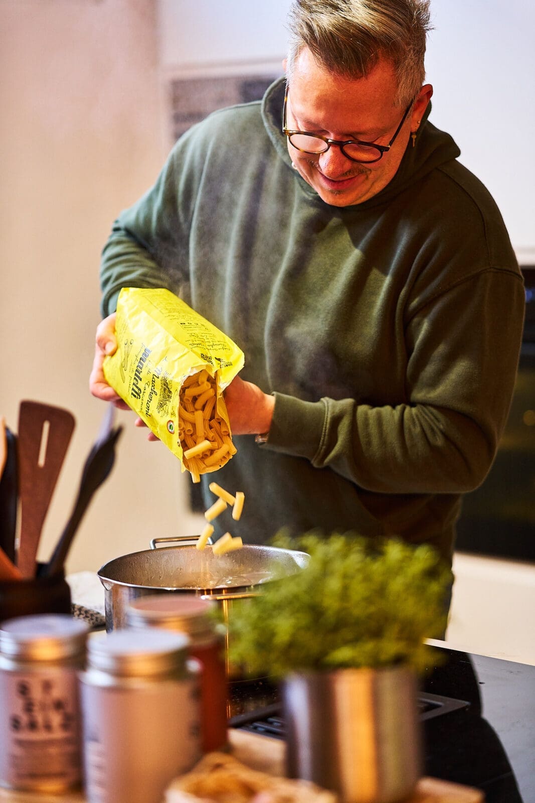 Dieser Nudelauflauf mit Mettenden erinnert an früher. Cremig, herzhaft und schnell gemacht. Ein einfaches Ofengericht wie bei Mama oder Oma.