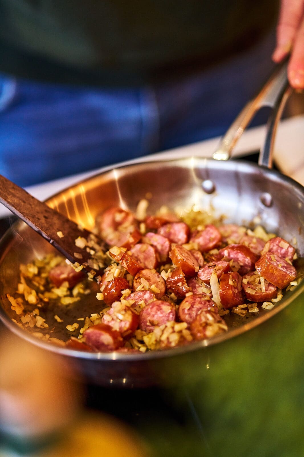 A7R08304 26 | Ein Nudelauflauf mit Mettenden, der sofort an Kindheit, Küchentisch und Ofengerichte von Mama erinnert. Schnell gemacht, cremig und genau richtig für den Alltag.