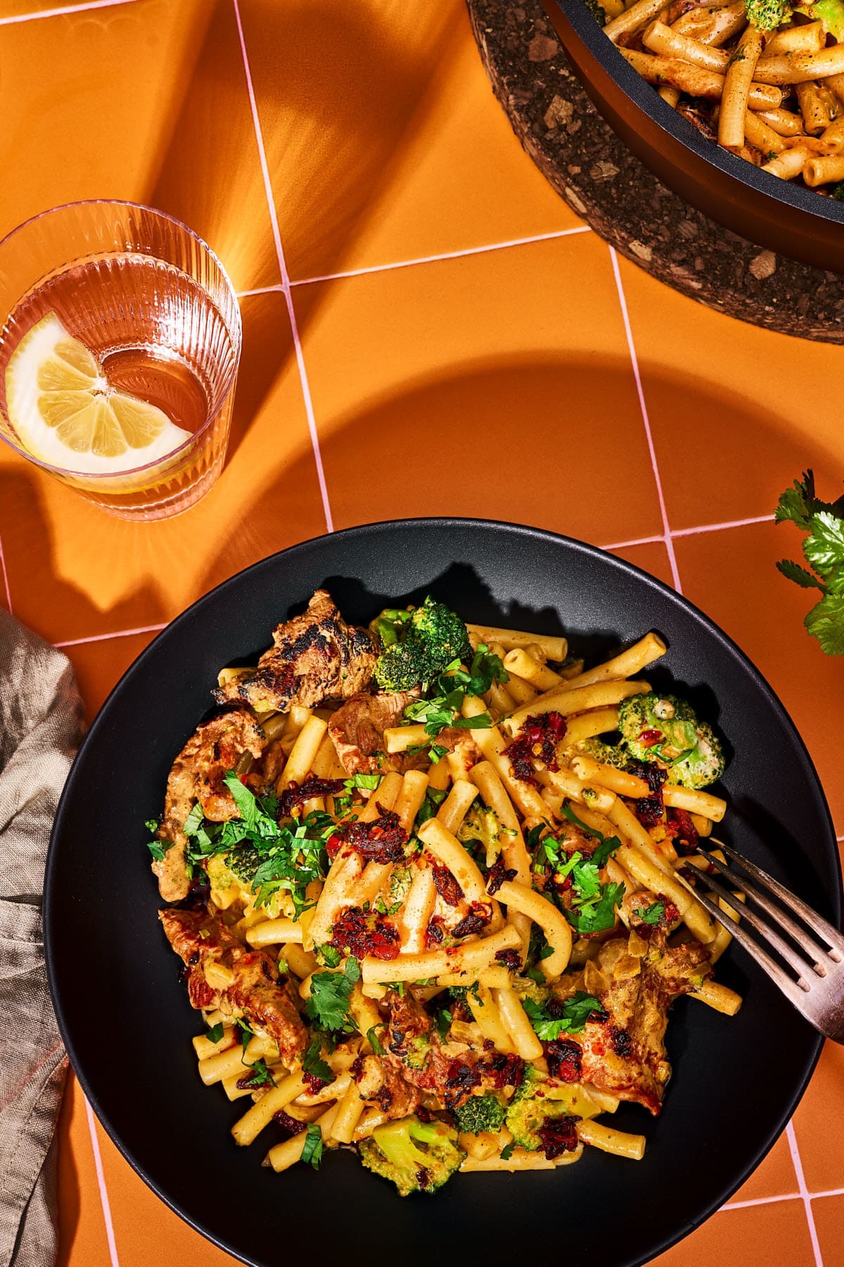 Blog Gochujang Pasta mit Steakstreifen 10 | Unsere cremige Gochujang Pasta mit Rinderstreifen und Bimi Broccoli ist aus einem spontanen Küchenmoment entstanden. Die Kombination aus Sahne, Gochujang und saftigem Rind sorgt für echtes Fusion Feeling auf dem Teller.