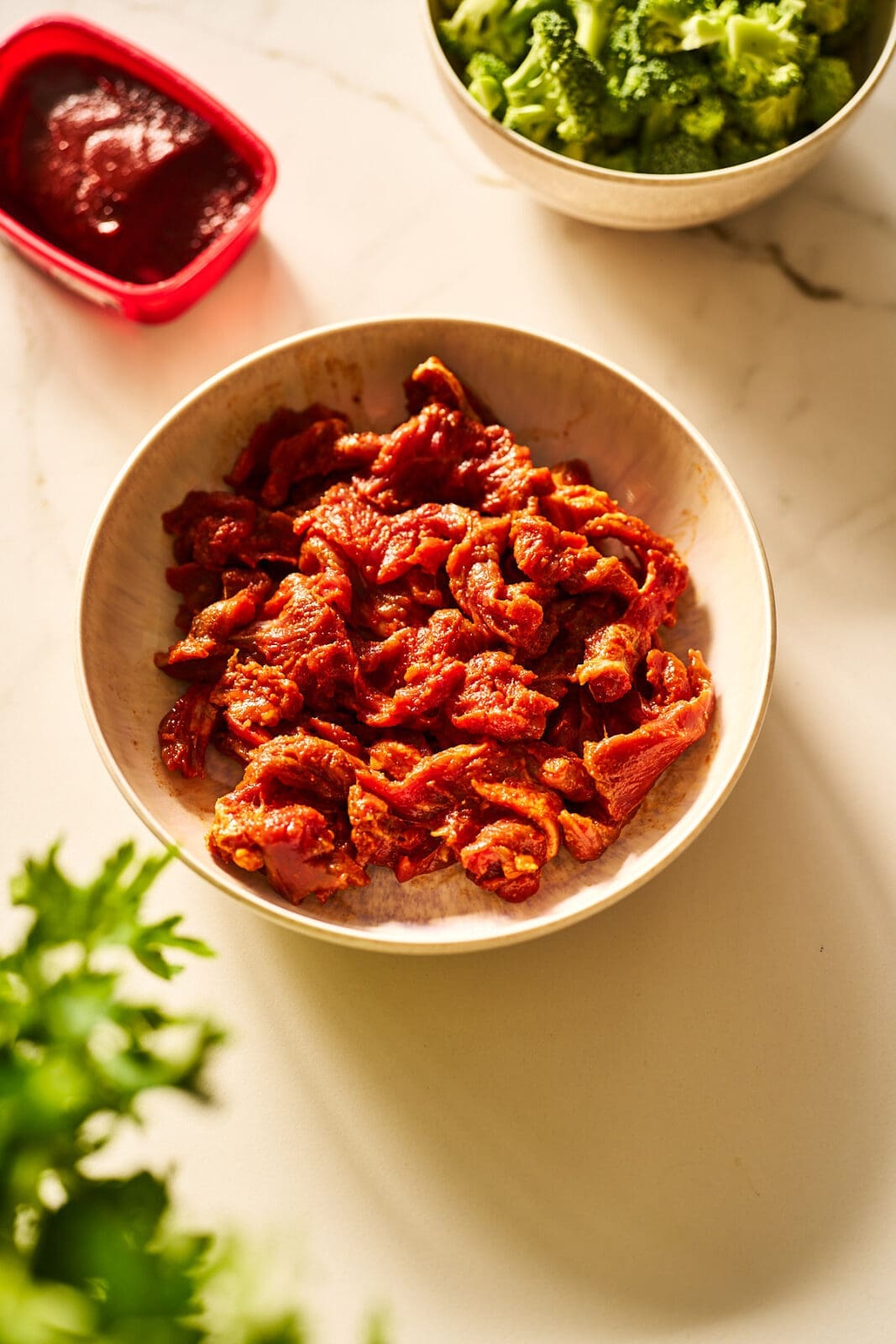 Blog Gochujang Pasta mit Steakstreifen | Unsere cremige Gochujang Pasta mit Rinderstreifen und Bimi Broccoli ist aus einem spontanen Küchenmoment entstanden. Die Kombination aus Sahne, Gochujang und saftigem Rind sorgt für echtes Fusion Feeling auf dem Teller.