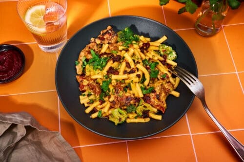 Cremige Gochujang Pasta mit Rinderstreifen und Broccoli 13 Blog Gochujang Pasta mit Steakstreifen 13 | Unsere cremige Gochujang Pasta mit Rinderstreifen und Bimi Broccoli ist aus einem spontanen Küchenmoment entstanden. Die Kombination aus Sahne, Gochujang und saftigem Rind sorgt für echtes Fusion Feeling auf dem Teller.