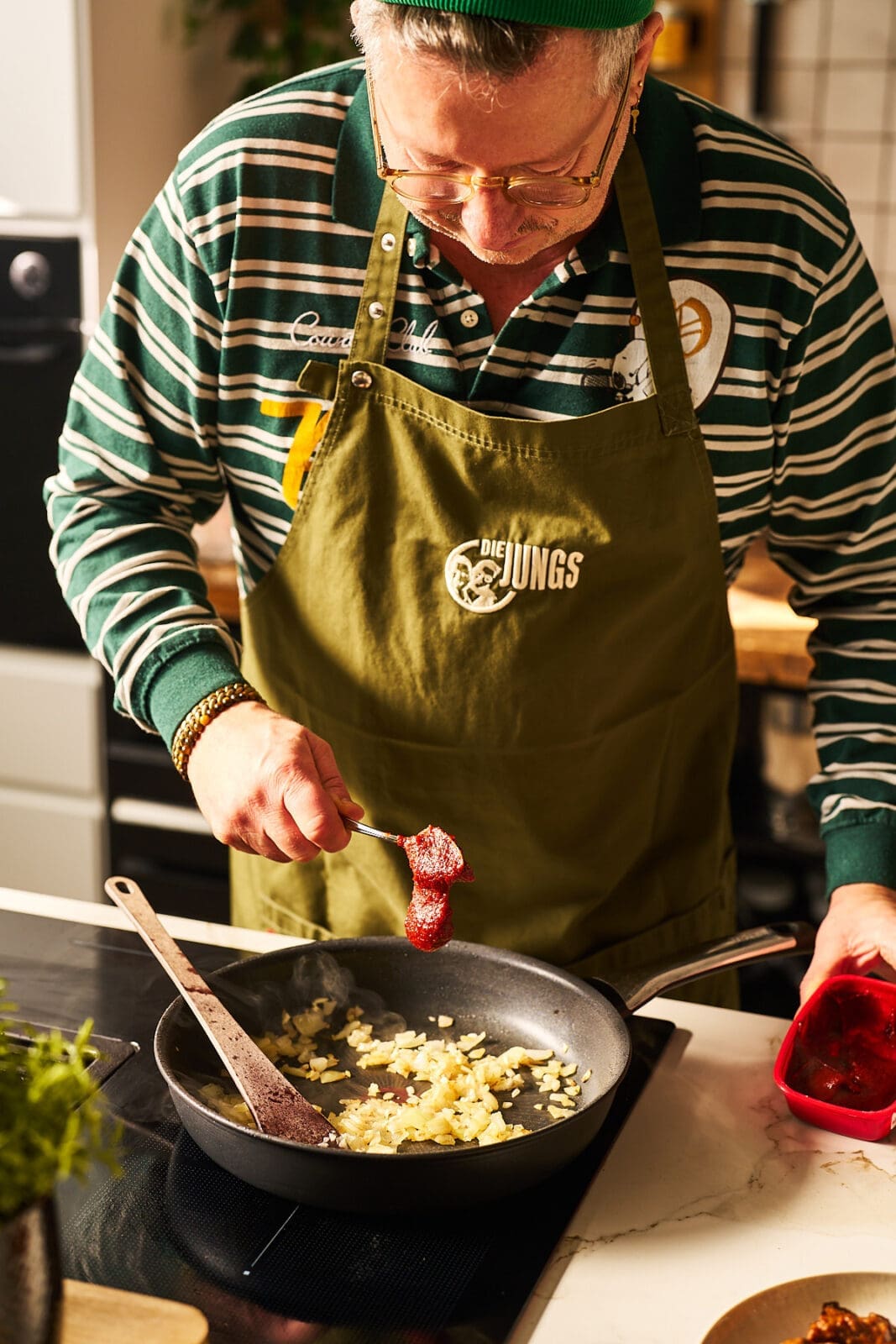 Blog Gochujang Pasta mit Steakstreifen 2 | Unsere cremige Gochujang Pasta mit Rinderstreifen und Bimi Broccoli ist aus einem spontanen Küchenmoment entstanden. Die Kombination aus Sahne, Gochujang und saftigem Rind sorgt für echtes Fusion Feeling auf dem Teller.