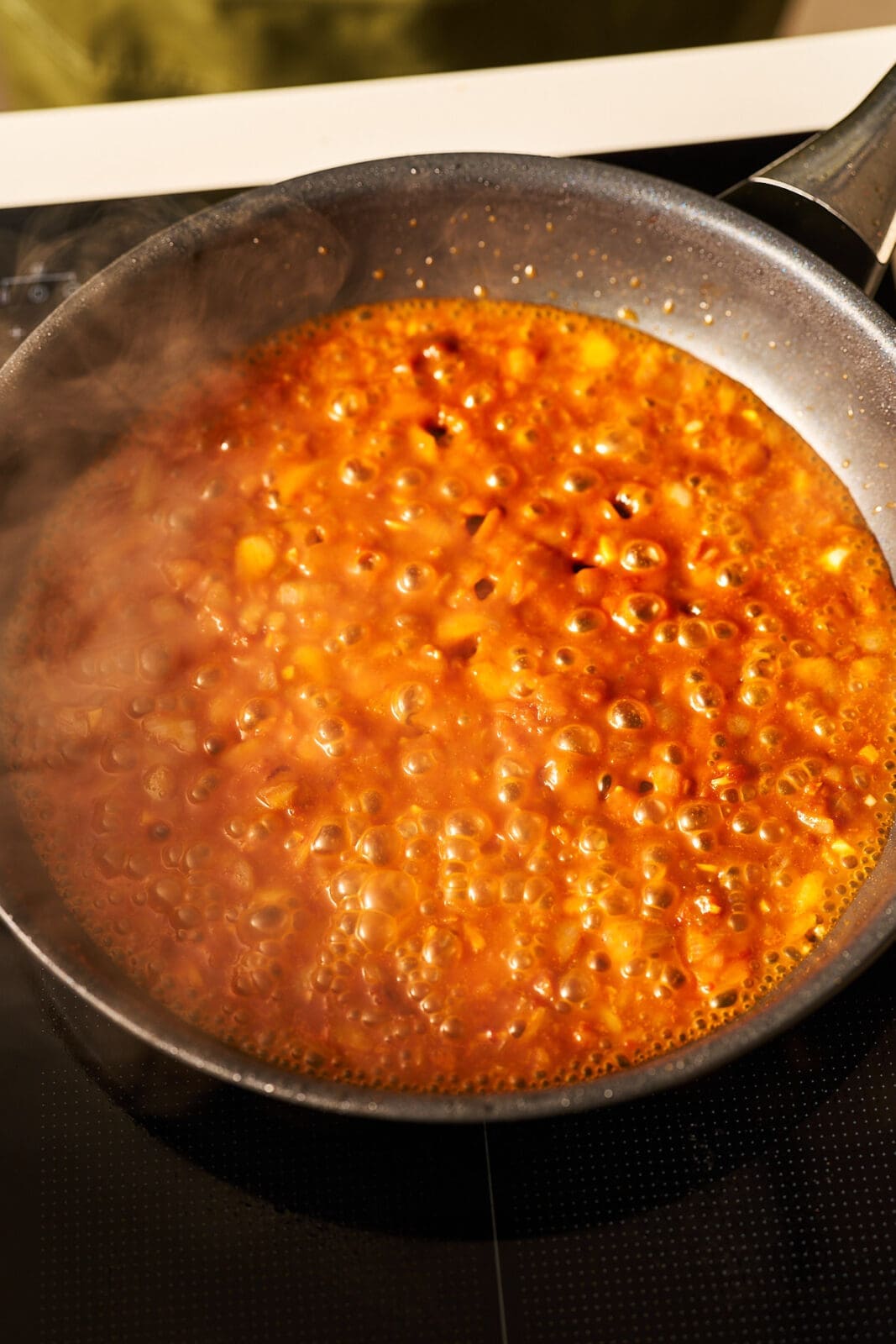 Blog Gochujang Pasta mit Steakstreifen 4 | Unsere cremige Gochujang Pasta mit Rinderstreifen und Bimi Broccoli ist aus einem spontanen Küchenmoment entstanden. Die Kombination aus Sahne, Gochujang und saftigem Rind sorgt für echtes Fusion Feeling auf dem Teller.