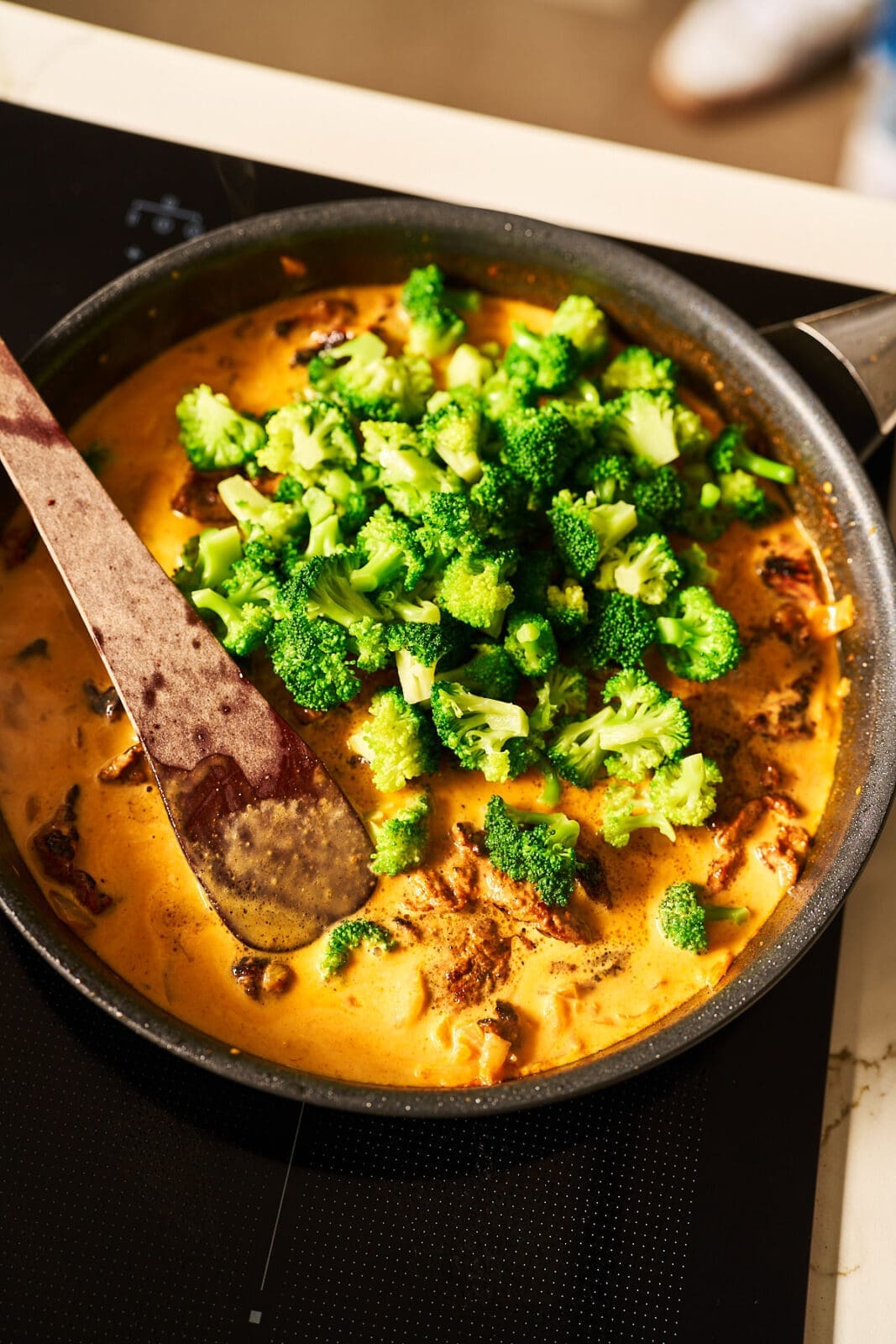 Blog Gochujang Pasta mit Steakstreifen 7 | Unsere cremige Gochujang Pasta mit Rinderstreifen und Bimi Broccoli ist aus einem spontanen Küchenmoment entstanden. Die Kombination aus Sahne, Gochujang und saftigem Rind sorgt für echtes Fusion Feeling auf dem Teller.