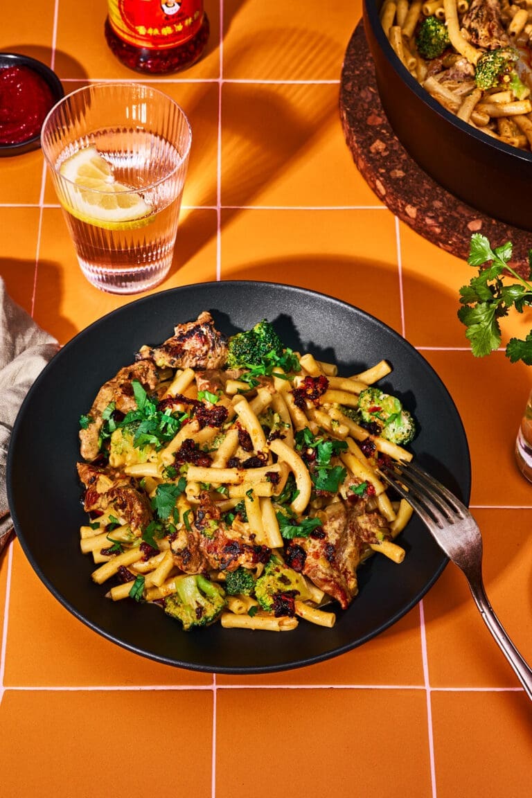Blog Gochujang Pasta mit Steakstreifen 9 | Es gibt kaum etwas, das so zuverlässig glücklich macht wie ein Teller Pasta – oder ein cremiges Risotto. Kein Wunder, dass diese Gerichte bei uns ständig auf dem Tisch stehen.