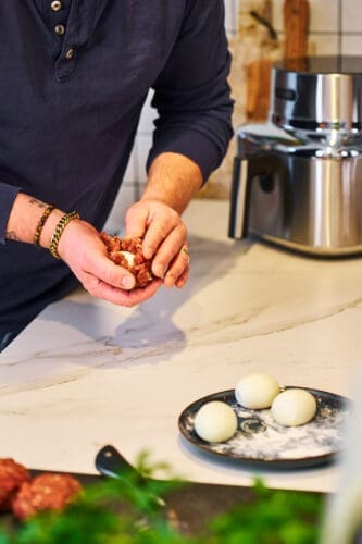 Blog Scotch Eggs Zubereitung Airfryer 2 | Ein Klassiker neu interpretiert: Wir haben schottische Eier in die Heißluftfritteuse geworfen. Das Ergebnis? Eine unschlagbare Kruste ohne Fettgeruch in der Küche!