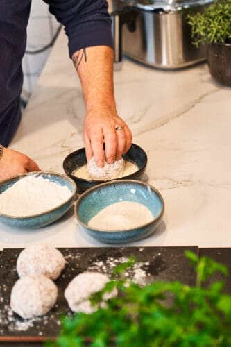 Blog Scotch Eggs Zubereitung Airfryer 6 | Ein Klassiker neu interpretiert: Wir haben schottische Eier in die Heißluftfritteuse geworfen. Das Ergebnis? Eine unschlagbare Kruste ohne Fettgeruch in der Küche!