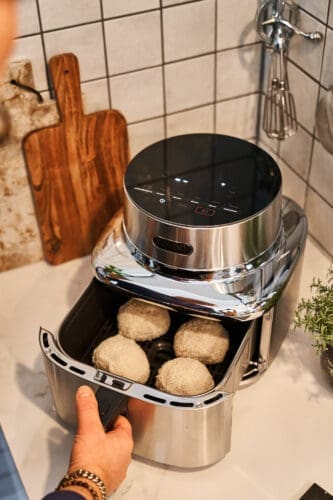 Blog Scotch Eggs Zubereitung Airfryer 7 | Ein Klassiker neu interpretiert: Wir haben schottische Eier in die Heißluftfritteuse geworfen. Das Ergebnis? Eine unschlagbare Kruste ohne Fettgeruch in der Küche!
