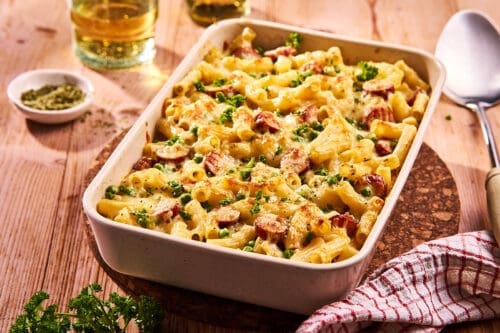 Dieser Nudelauflauf mit Mettenden erinnert an früher. Cremig, herzhaft und schnell gemacht. Ein einfaches Ofengericht wie bei Mama oder Oma.