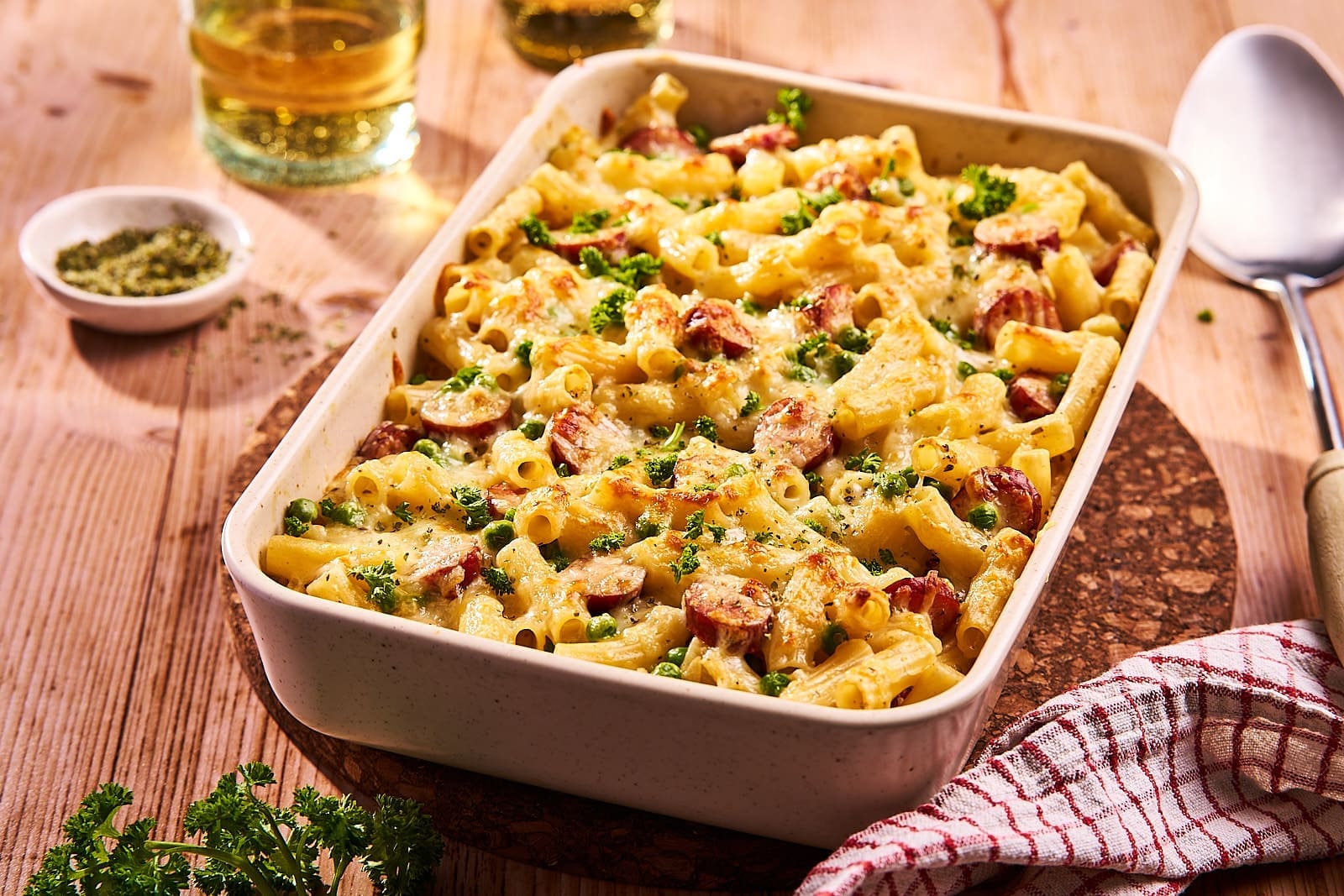 Dieser Nudelauflauf mit Mettenden erinnert an früher. Cremig, herzhaft und schnell gemacht. Ein einfaches Ofengericht wie bei Mama oder Oma.