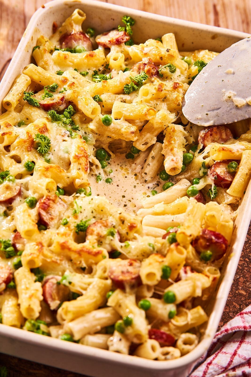 Dieser Nudelauflauf mit Mettenden erinnert an früher. Cremig, herzhaft und schnell gemacht. Ein einfaches Ofengericht wie bei Mama oder Oma.