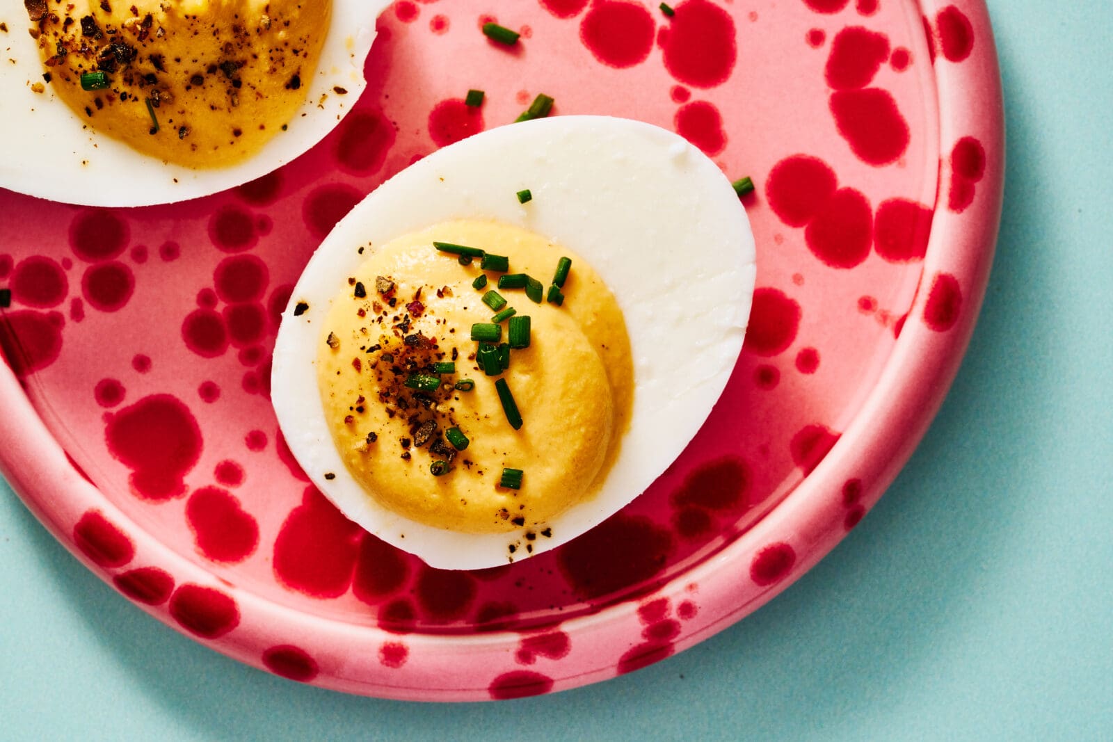 Gefüllte Eier für euren Osterbrunch: schnell gemacht, cremig gefüllt und herrlich würzig. Ein einfaches Rezept mit Deviled-Eggs-Twist für Ostern.