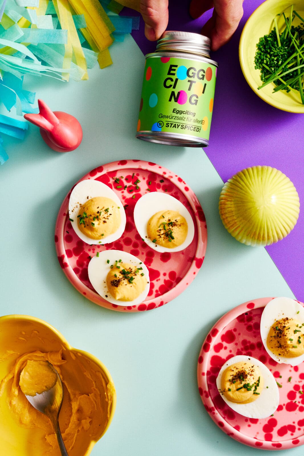 Gefüllte Eier für euren Osterbrunch: schnell gemacht, cremig gefüllt und herrlich würzig. Ein einfaches Rezept mit Deviled-Eggs-Twist für Ostern.