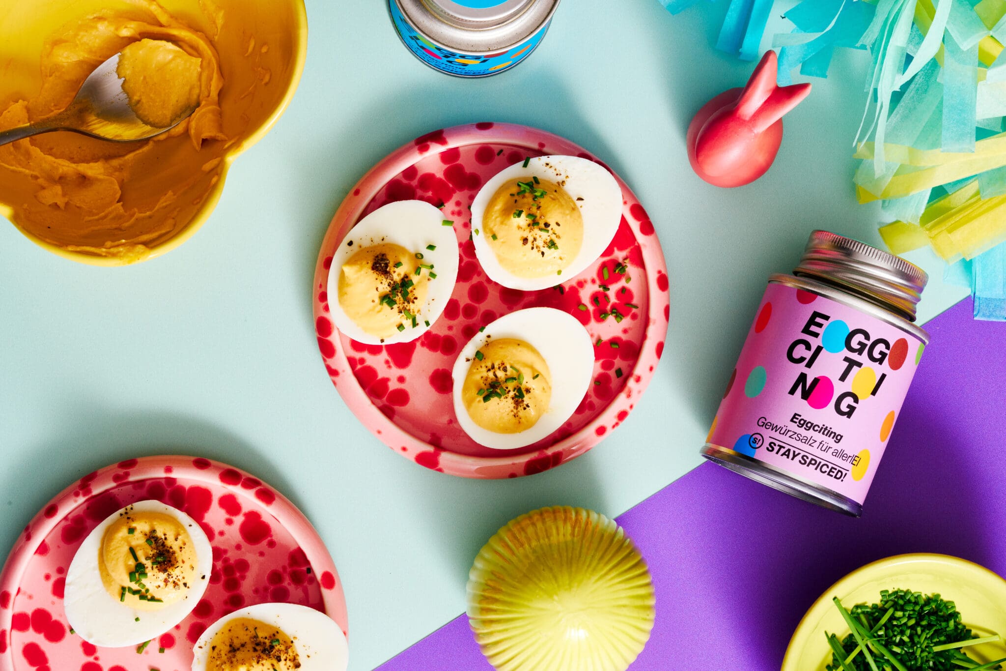 Gefüllte Eier für euren Osterbrunch: schnell gemacht, cremig gefüllt und herrlich würzig. Ein einfaches Rezept mit Deviled-Eggs-Twist für Ostern.