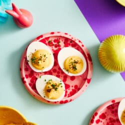 Gefüllte Eier für euren Osterbrunch: schnell gemacht, cremig gefüllt und herrlich würzig. Ein einfaches Rezept mit Deviled-Eggs-Twist für Ostern.