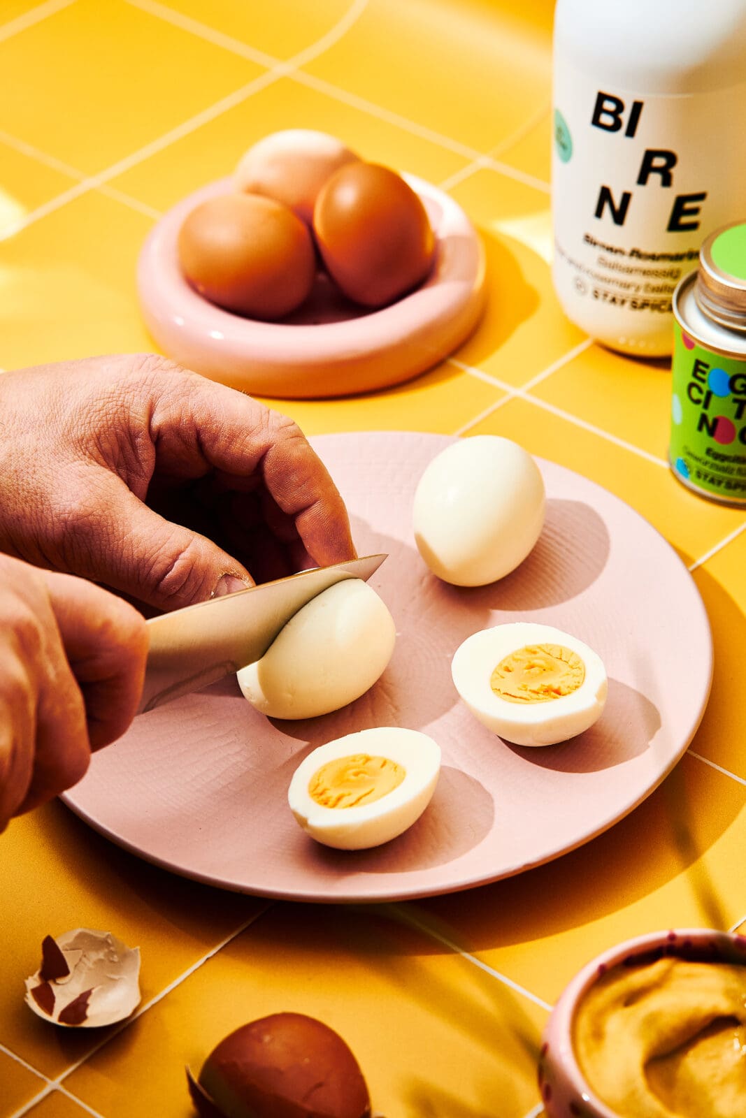 Gefüllte Eier für euren Osterbrunch: schnell gemacht, cremig gefüllt und herrlich würzig. Ein einfaches Rezept mit Deviled-Eggs-Twist für Ostern.