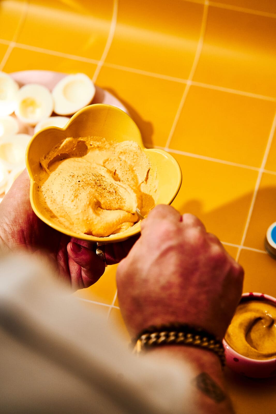 Gefüllte Eier für euren Osterbrunch: schnell gemacht, cremig gefüllt und herrlich würzig. Ein einfaches Rezept mit Deviled-Eggs-Twist für Ostern.