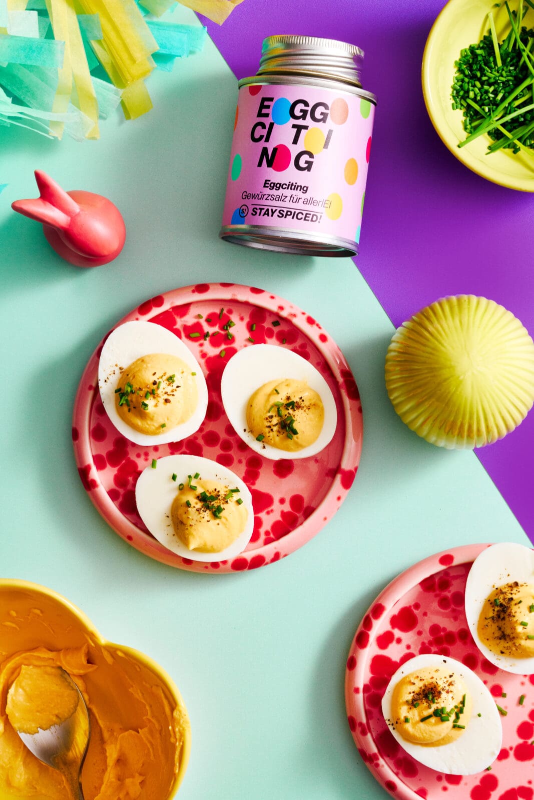 Gefüllte Eier für euren Osterbrunch: schnell gemacht, cremig gefüllt und herrlich würzig. Ein einfaches Rezept mit Deviled-Eggs-Twist für Ostern.