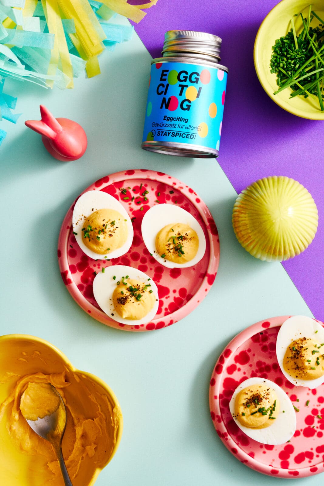 Gefüllte Eier für euren Osterbrunch: schnell gemacht, cremig gefüllt und herrlich würzig. Ein einfaches Rezept mit Deviled-Eggs-Twist für Ostern.