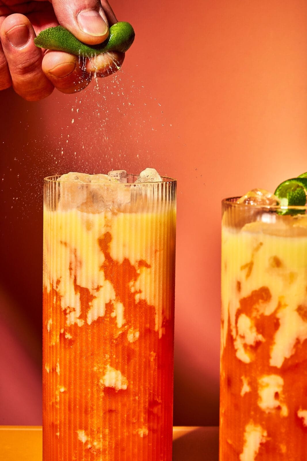 Frische Limettensaft-Aromen werden über den geschichteten Eierlikör-Oster-Cocktail gespritzt für ein fruchtiges Finish.
