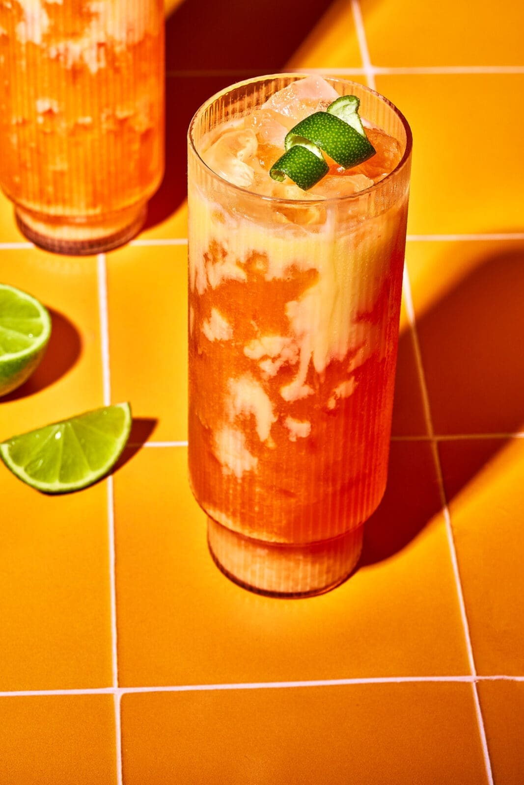 Golden Easter Float Oster-Cocktail mit Eierlikör, Karottensaft und Maracuja