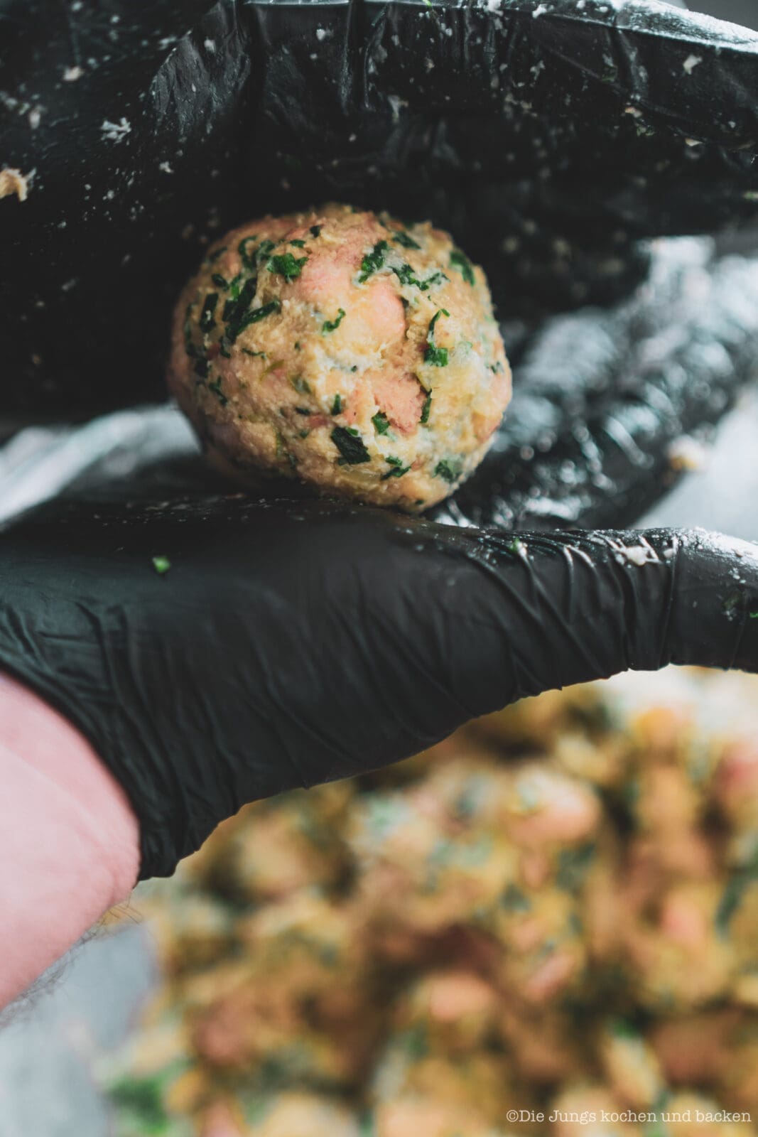 Saftige Bärlauchknödel in Butter mit frischem Bärlauch und viel Aroma. Ein einfaches Frühlingsrezept, das als Hauptgericht oder Beilage passt.