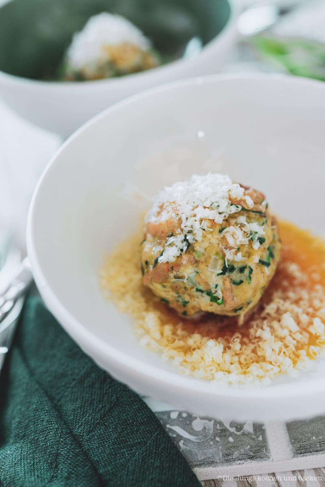 Saftige Bärlauchknödel in Butter mit frischem Bärlauch und viel Aroma. Ein einfaches Frühlingsrezept, das als Hauptgericht oder Beilage passt.