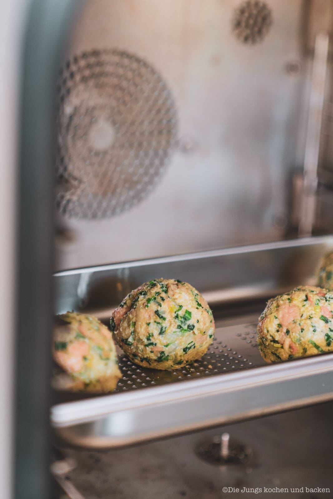 Saftige Bärlauchknödel in Butter mit frischem Bärlauch und viel Aroma. Ein einfaches Frühlingsrezept, das als Hauptgericht oder Beilage passt.