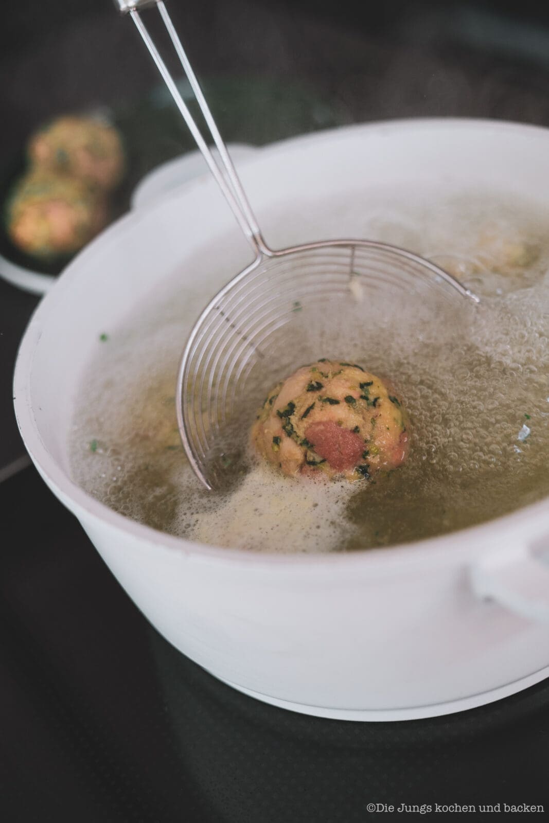 Saftige Bärlauchknödel in Butter mit frischem Bärlauch und viel Aroma. Ein einfaches Frühlingsrezept, das als Hauptgericht oder Beilage passt.