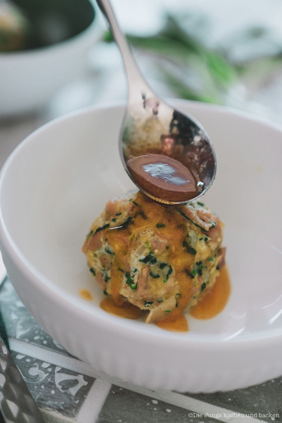 Saftige Bärlauchknödel in Butter mit frischem Bärlauch und viel Aroma. Ein einfaches Frühlingsrezept, das als Hauptgericht oder Beilage passt.