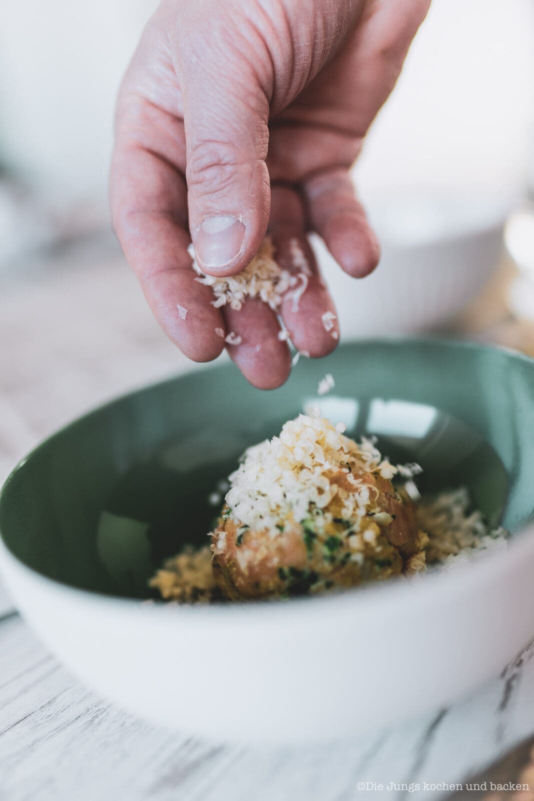 Saftige Bärlauchknödel in Butter mit frischem Bärlauch und viel Aroma. Ein einfaches Frühlingsrezept, das als Hauptgericht oder Beilage passt.