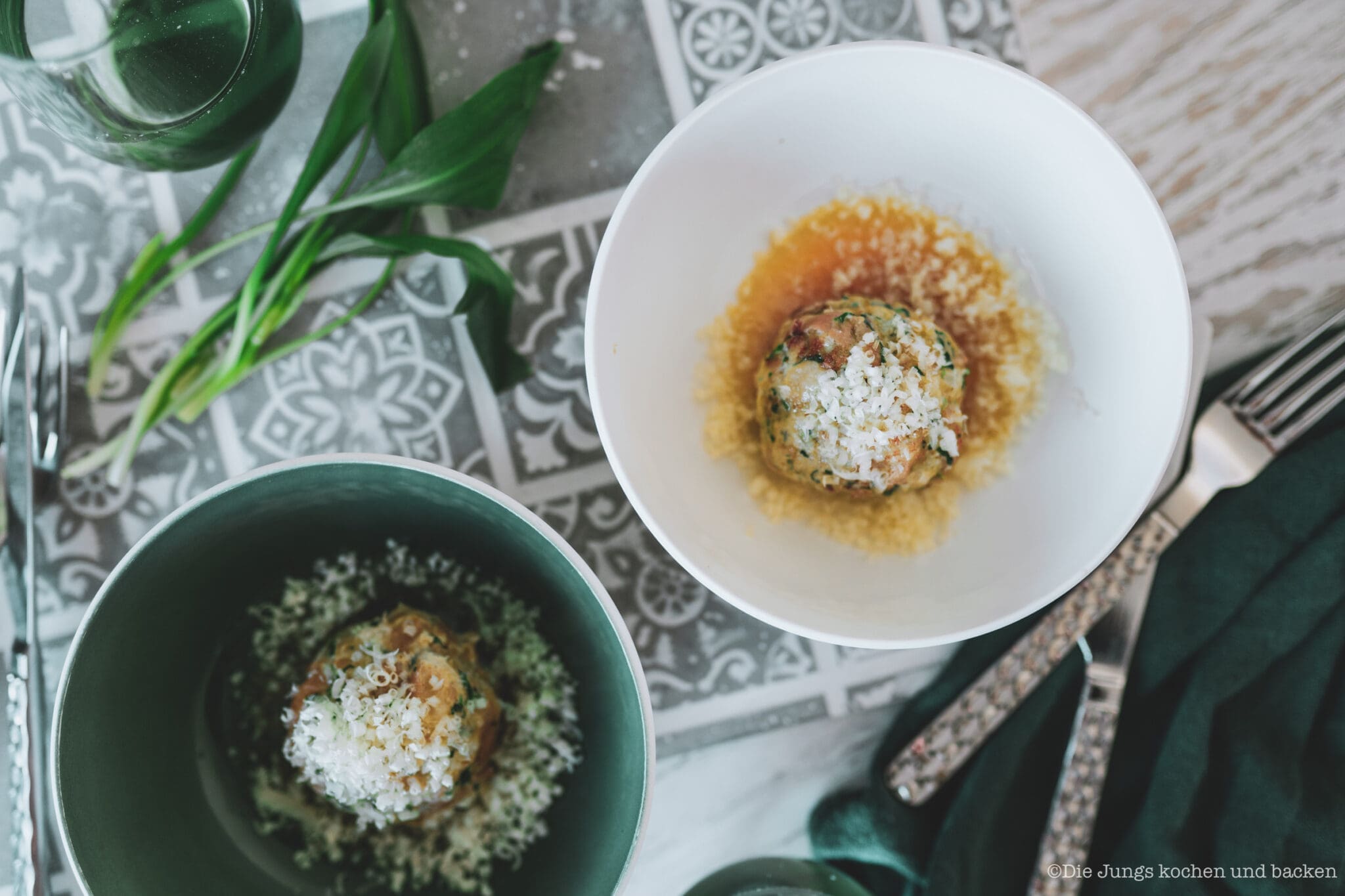 Saftige Bärlauchknödel in Butter mit frischem Bärlauch und viel Aroma. Ein einfaches Frühlingsrezept, das als Hauptgericht oder Beilage passt.