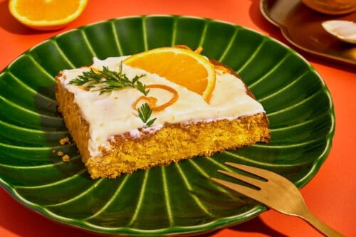Karotten Orangenkuchen vom Blech 9 | Heizt den Backofen auf 175 °C Ober-/Unterhitze vor und stellt euch ein kleines Blech oder eine rechteckige Springform mit Backpapier ausgelegt bereit.