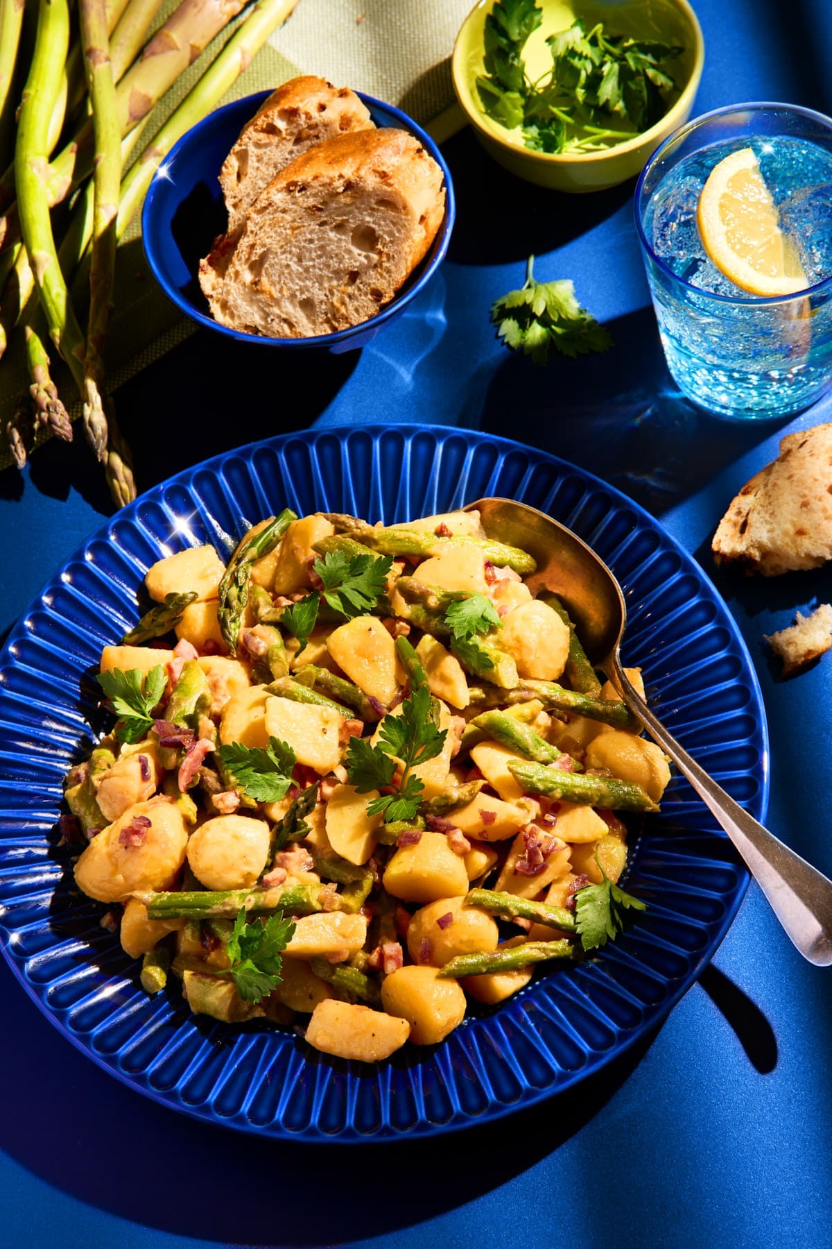 Kartoffelsalat mit grünem Spargel und Speck